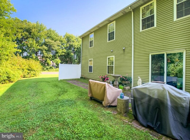 Building Photo - 1691B Bluebird Dr