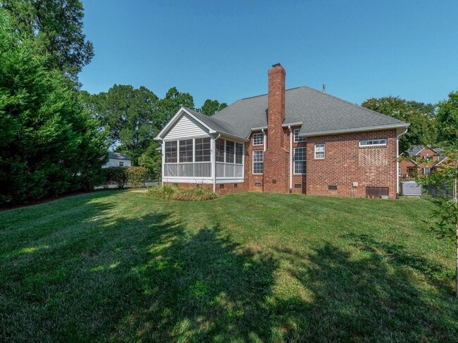 Building Photo - Move in ready Cotswold dream home.
