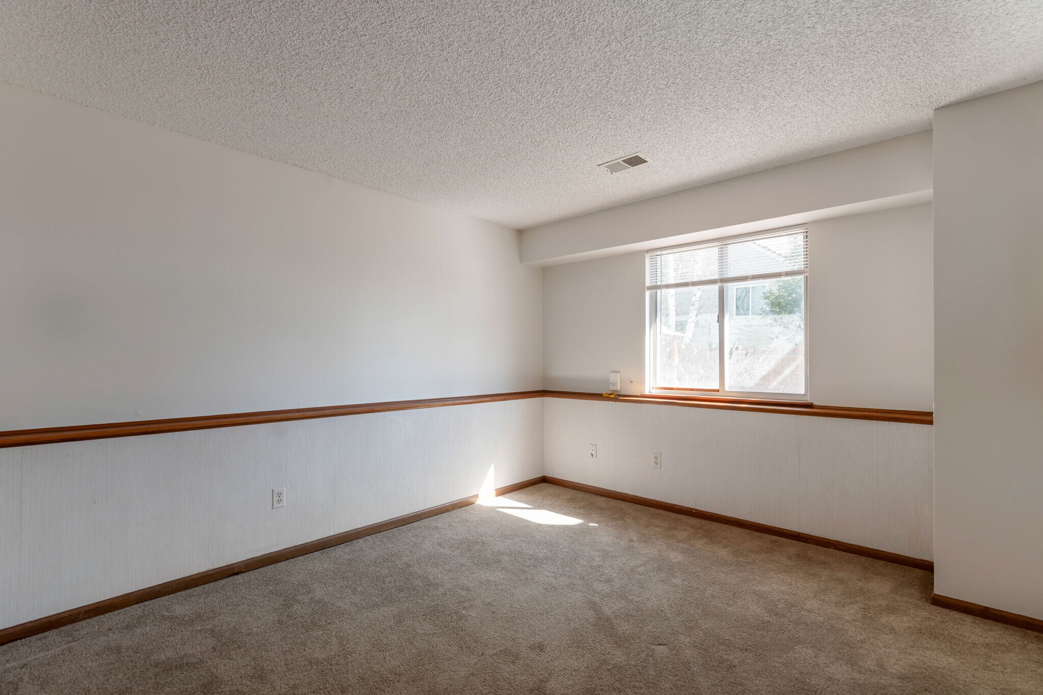 Garden level bedroom - 1752 Juniper St