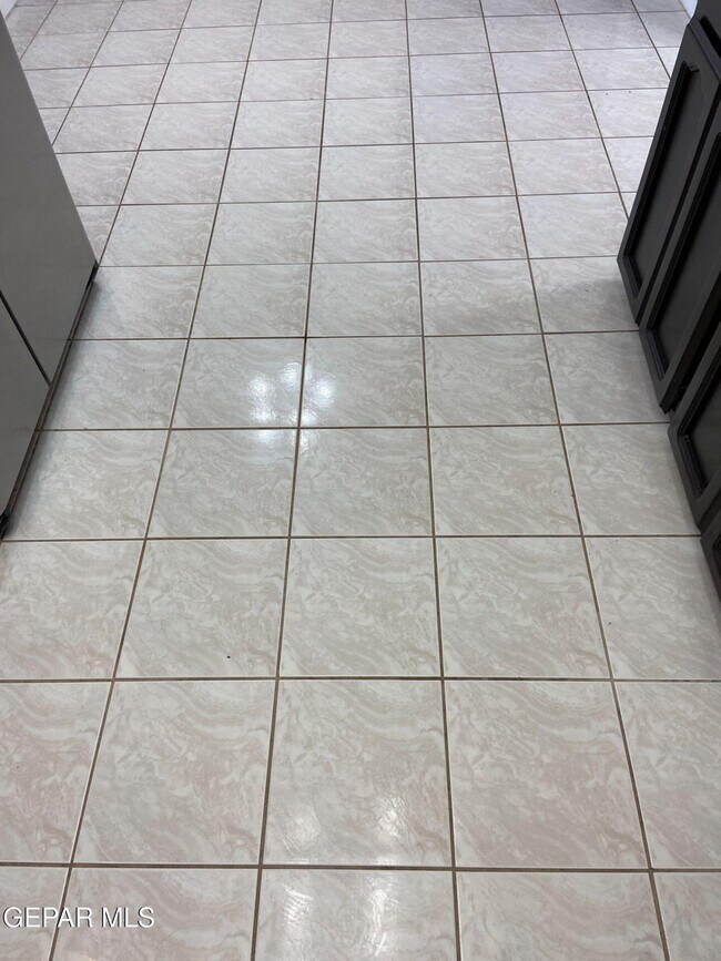 Building Photo - 6721 El Parque Dr