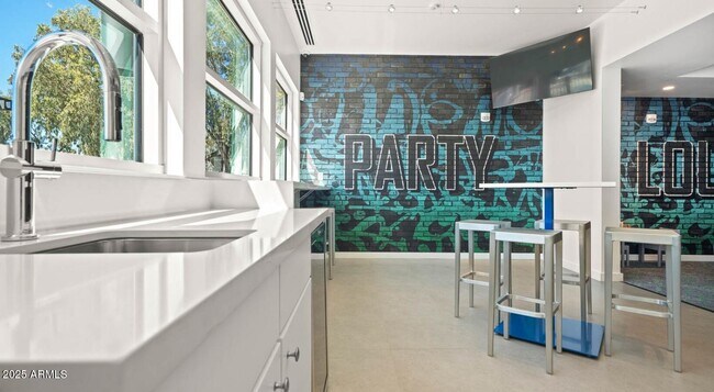 Building Photo - 6025 W Thomas Rd