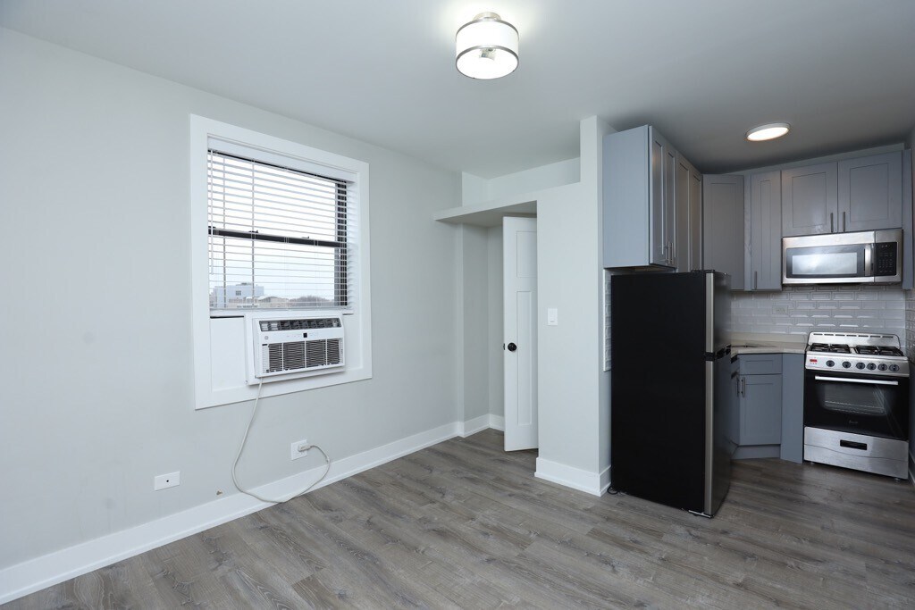 Building Photo - 545 W Belmont