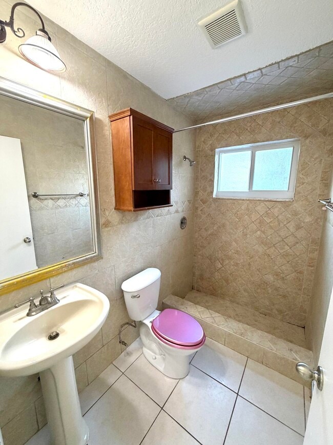 Building Photo - 711 NE 14 St