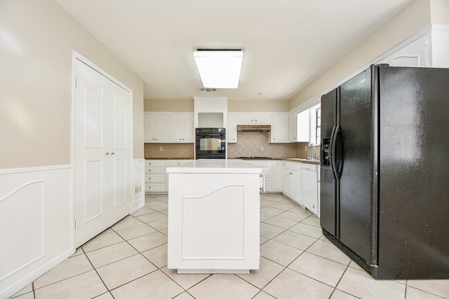 Building Photo - 11906 Pepperdine Ln