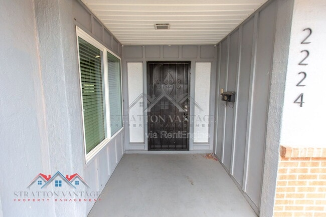 Building Photo - 2224 W Emelita Ave