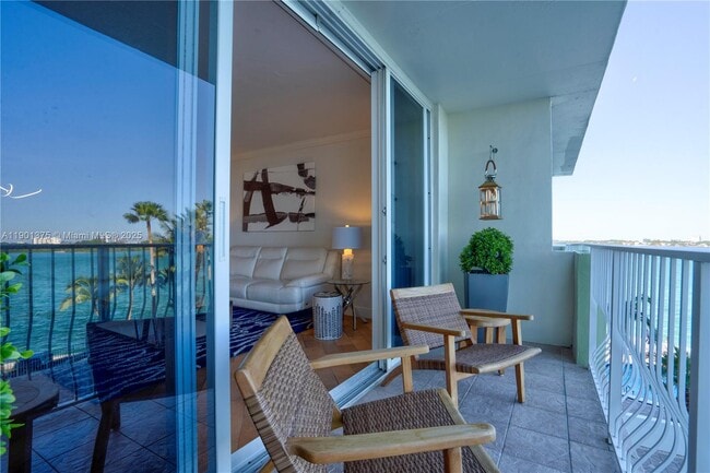 Building Photo - 10350 W Bay Harbor Dr