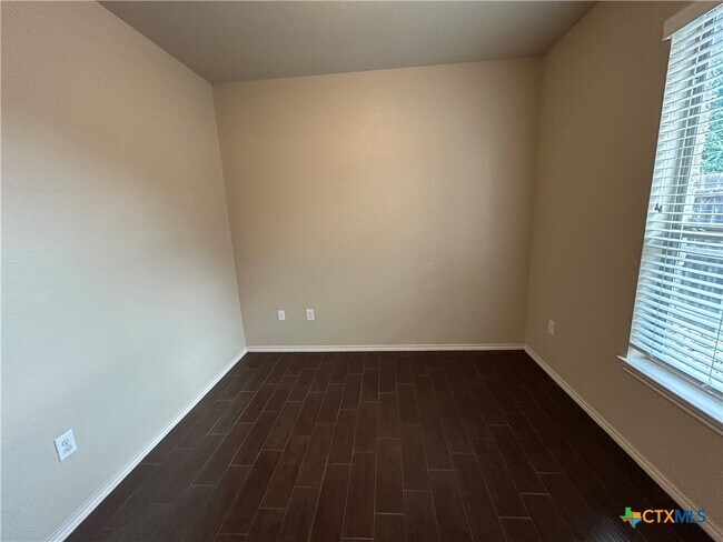 Building Photo - 692 Creekside Cir