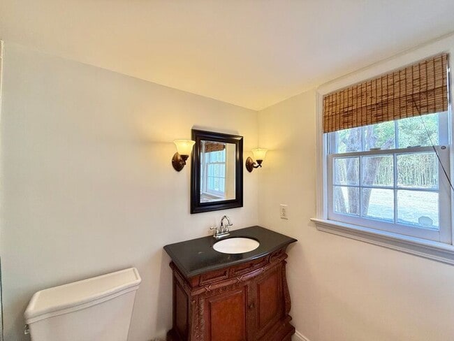 Building Photo - 1402 Hedgelawn Way