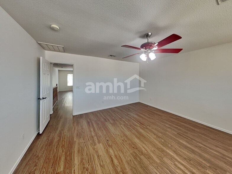 Building Photo - 782 E Christopher St