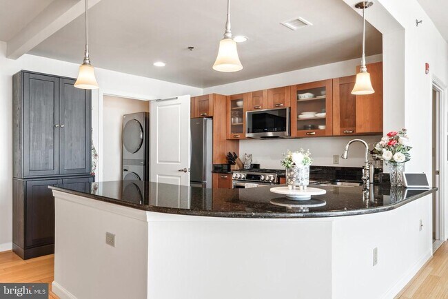 Building Photo - 5750 Bou Ave