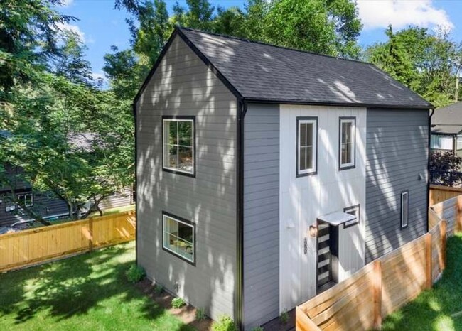 Building Photo - Maple Leaf 2-Bedroom Plus Office