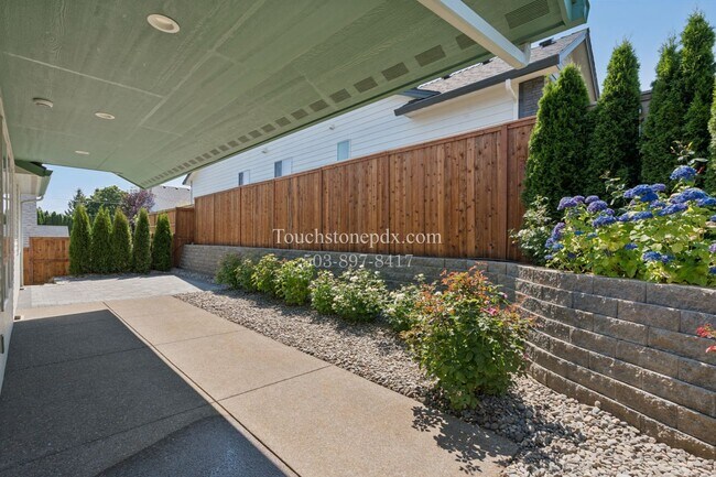 Building Photo - Stunning 3 BD, 2 BA Salem Home with Elegant Finishes!