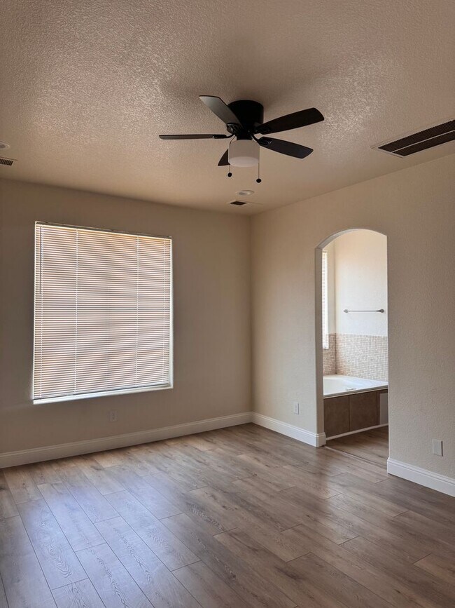 Building Photo - Move in Ready