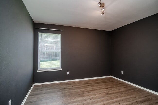 Building Photo - *Ready for Quick Move-in*