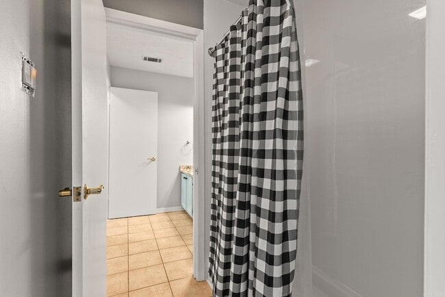 Building Photo - 102 Windwood Ln