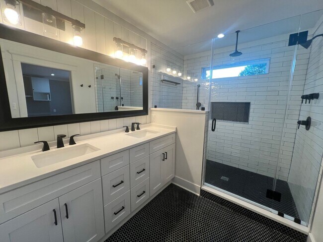 Building Photo - Stunning 4 BR/3.5 BA Single-Family Home in...