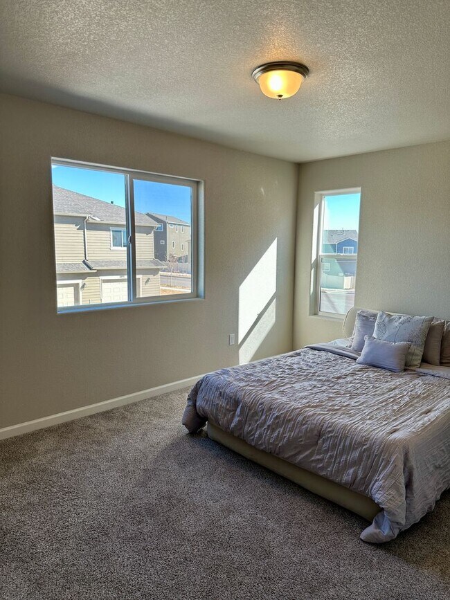 Building Photo - LIKE NEW CHAPEL HEIGHTS TOWNHOME w/ PIKES PEAK VIEWS - Security Deposit Waiver Available