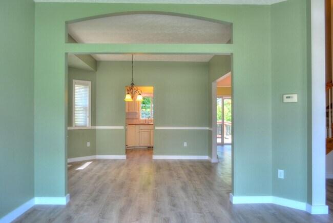 Building Photo - Huge South Hill Beauty