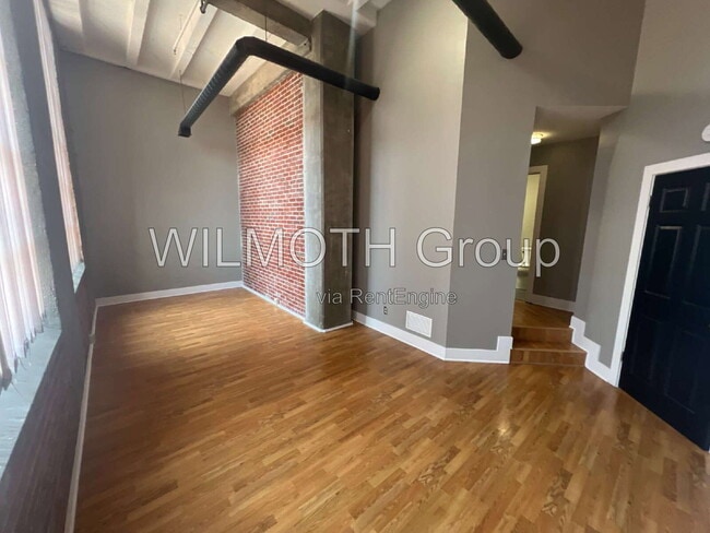 Building Photo - 611 N Park Ave