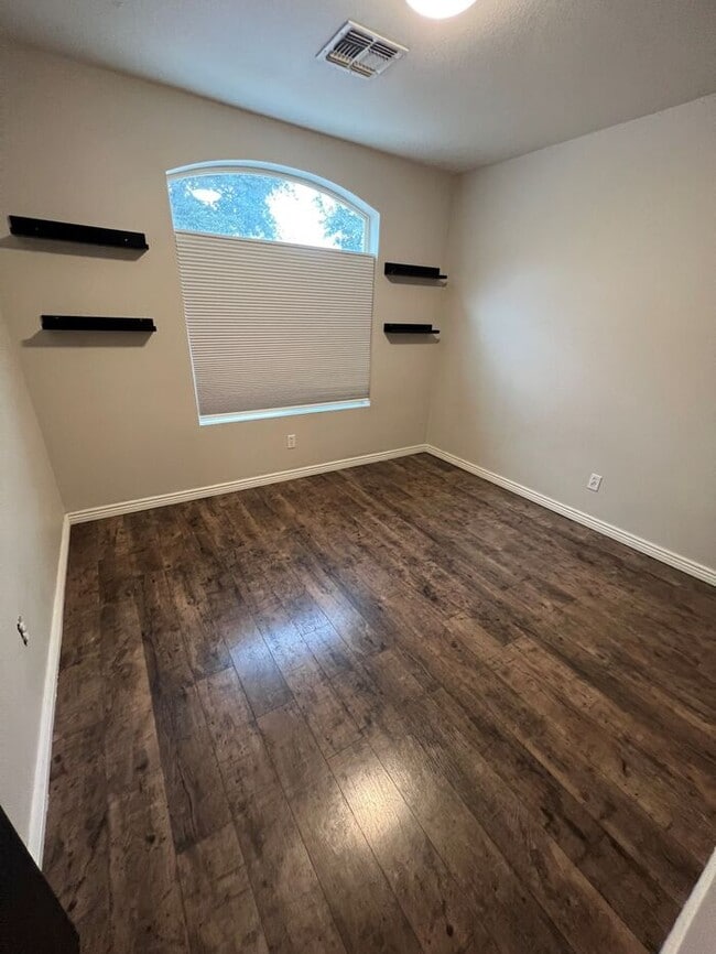 Building Photo - HOUSE FOR RENT