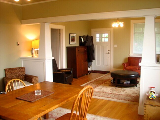 Building Photo - Gorgeous 3 bedroom Home Overlooking Bellin...