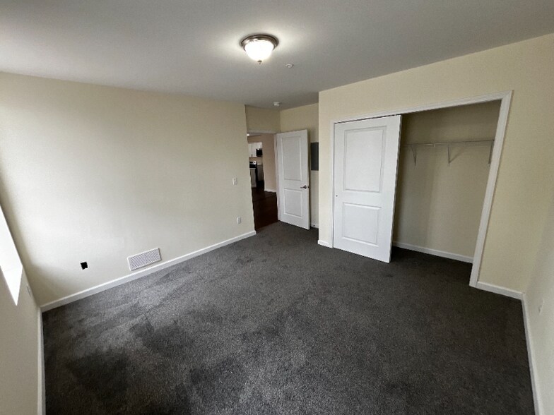 Building Photo - 883 Broadway