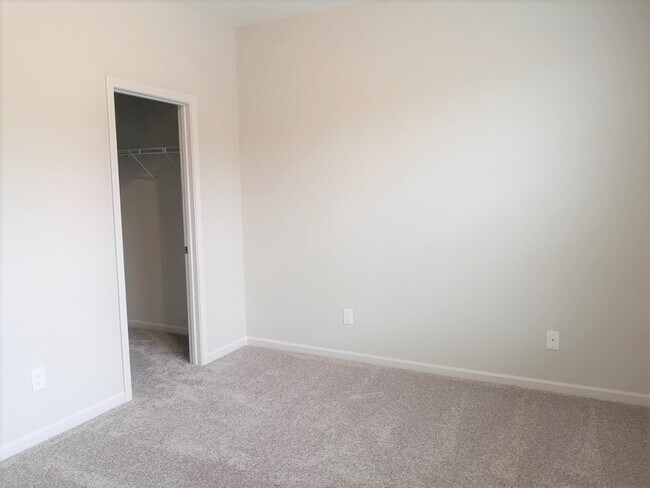 Building Photo - Excellent Location!!!Townhome