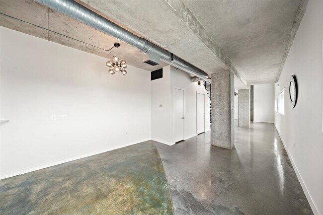 Building Photo - 2000 Bagby St