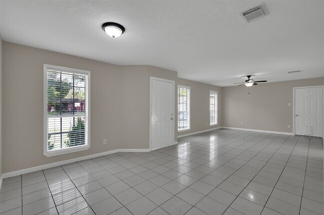 Building Photo - 1018 Surrey Ct