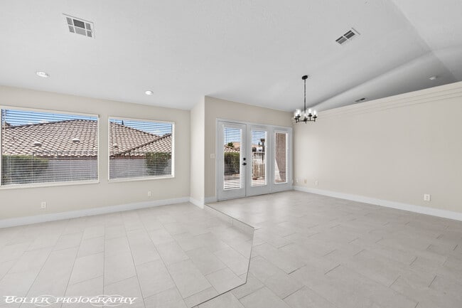 Building Photo - 931 Chaparral Dr