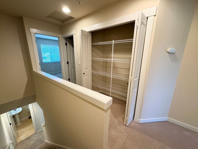 Building Photo - Spacious 2 bedroom 2 1/2 bath Plus Den  to...