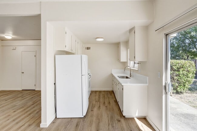 Building Photo - 406 Scripps Dr