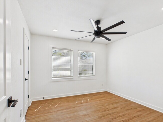 Building Photo - 607 Foch St