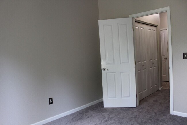 Building Photo - Charming 2 BR/2 BA Condo located in Little...