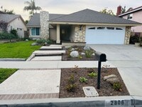 Building Photo - Stylish Single-Story Living in Coveted South Coast Metro