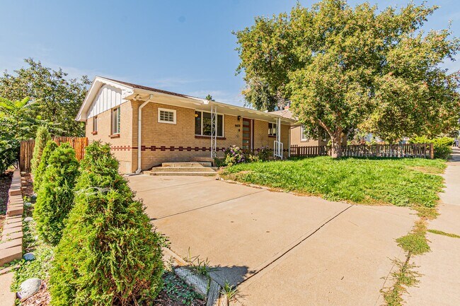 Building Photo - Exceptional 4-Bed, 2-Bath Home in Englewoo...