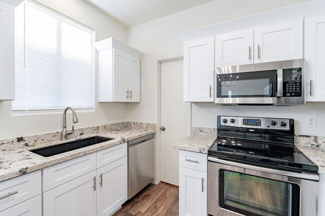 Building Photo - Move right in to your dream home!