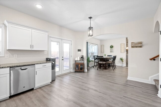 Building Photo - Pet Friendly Three Bedroom with Bonus!