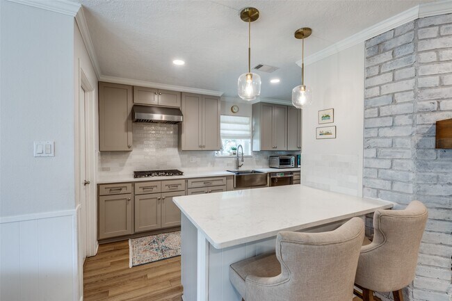 Building Photo - 2827 Fontana Dr