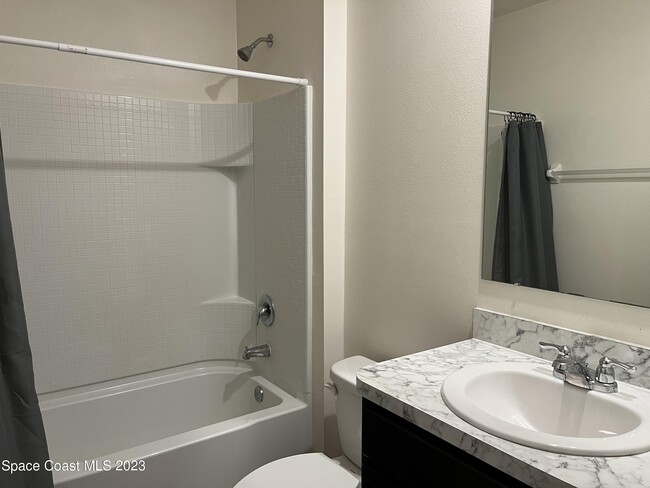 Building Photo - 388 Guinevere Dr SW