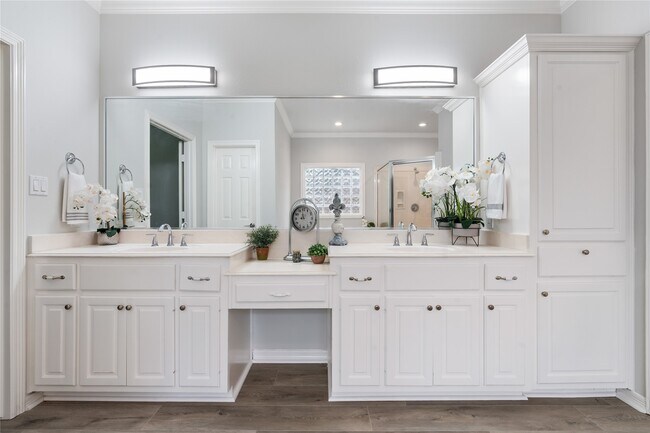 Building Photo - 25818 Overlake Dr