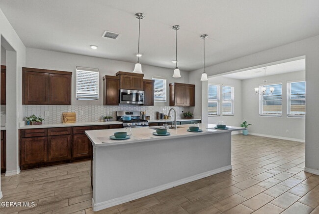Building Photo - 7509 Enchanted Pk Dr