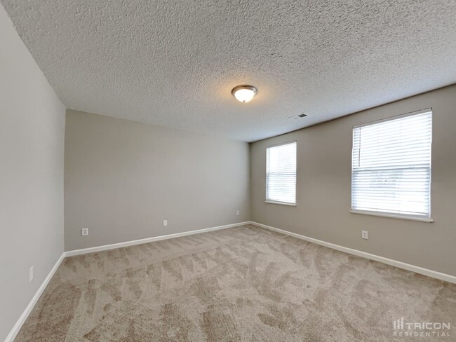 Building Photo - 661 Thornhill Dr