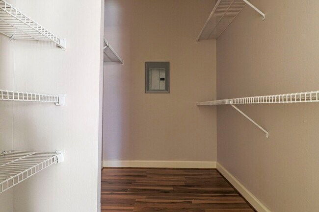 Building Photo - 2025 Augusta Dr