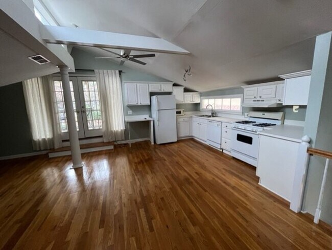 Building Photo - 883 Monroe Dr NE