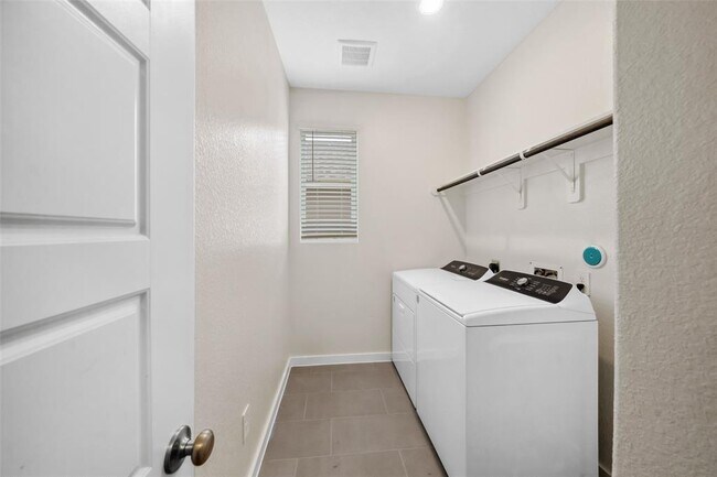 Building Photo - 18033 Martin Pines Dr