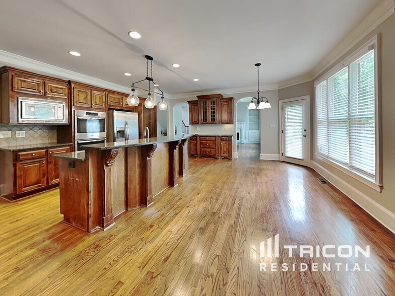 Building Photo - 5840 Cool Springs Dr