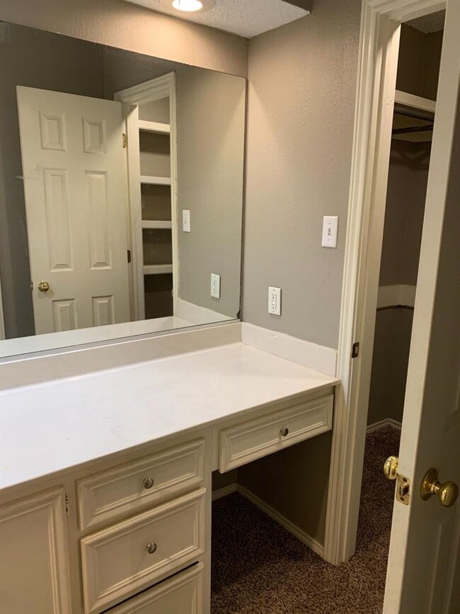 Building Photo - Townhome 2/2