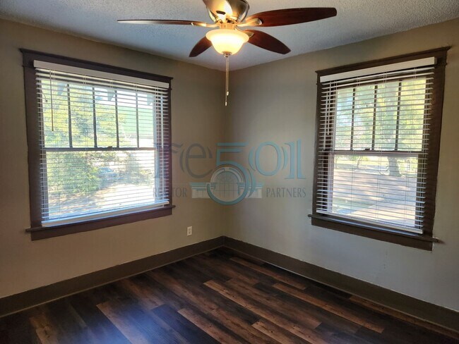 Building Photo - Historical 3 Bedroom 1 Bathroom!