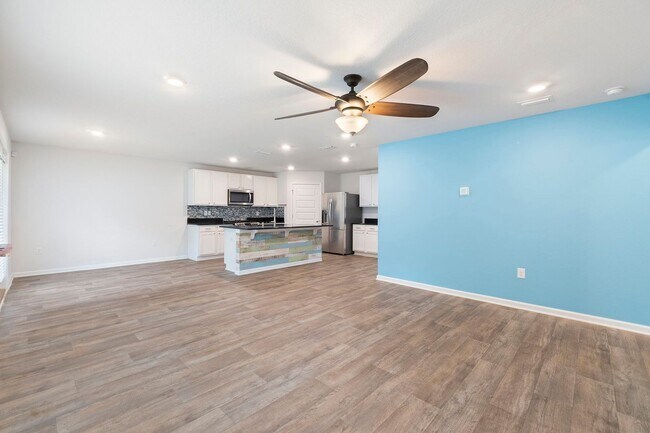 Building Photo - Creative Charm Meets Modern Comfort in Thi...